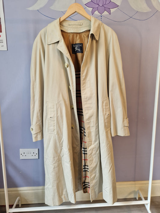 Burberry(s) vintage trenchcoat
